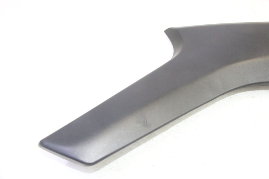 photo de OSŁONA POD SIODŁEM PRAWA SUZUKI DL V STROM 1000 (2002 - 2007) - Szczegół części