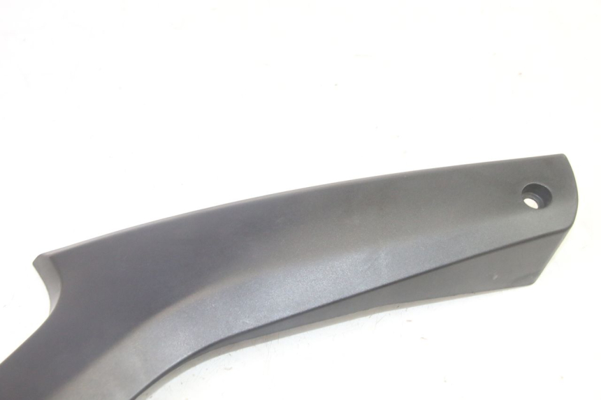 photo de OSŁONA POD SIODŁEM PRAWA SUZUKI DL V STROM 1000 (2002 - 2007) - Zoom stanu zużycia