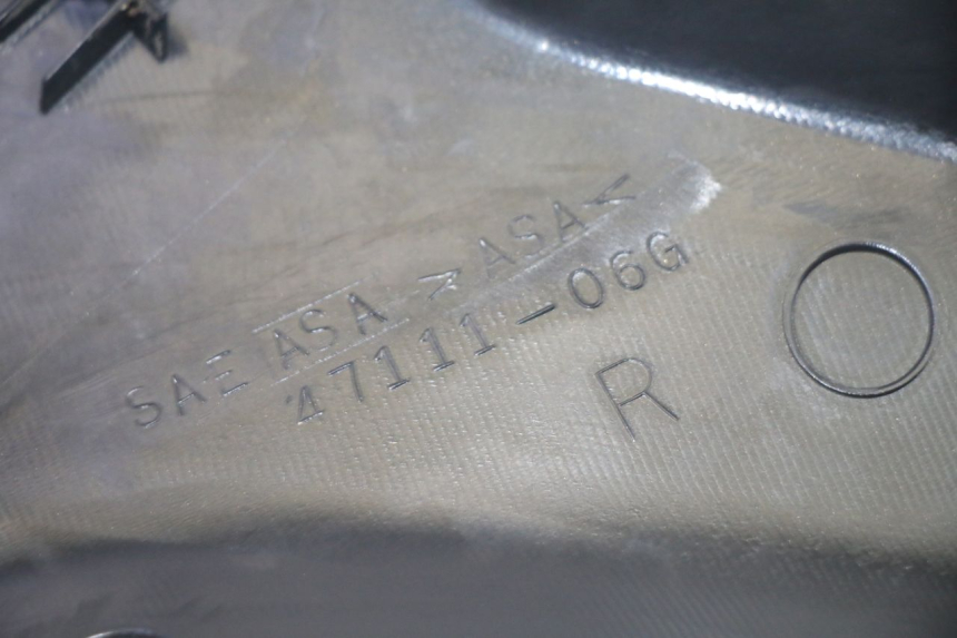 photo de OSŁONA POD SIODŁEM PRAWA SUZUKI DL V STROM 1000 (2002 - 2007) - Stan powierzchni