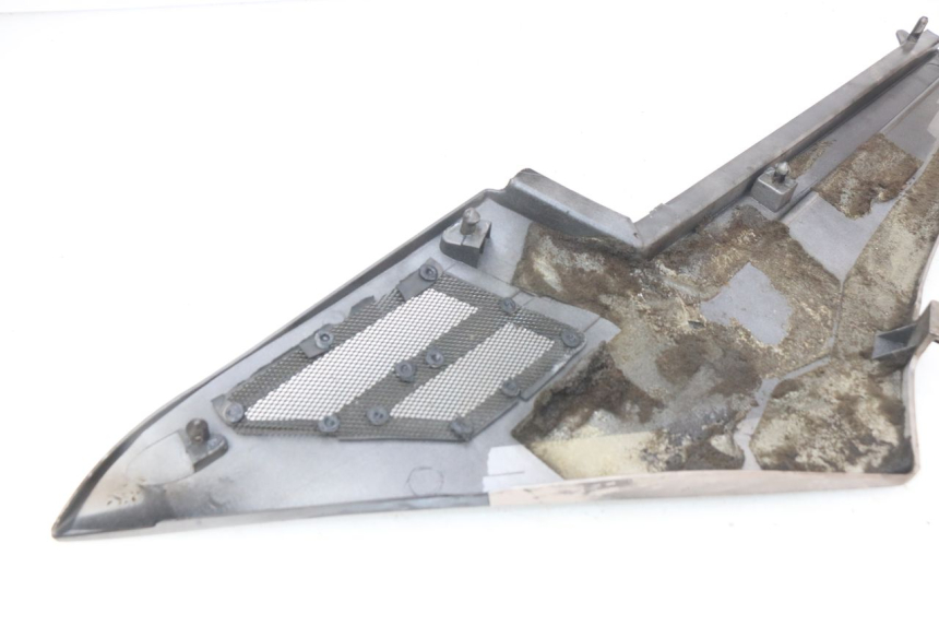 photo de OSŁONA POD SIEDZENIEM PRAWA YAMAHA FJ 3CX 1200 (1986 - 1996) - Zoom stanu zużycia