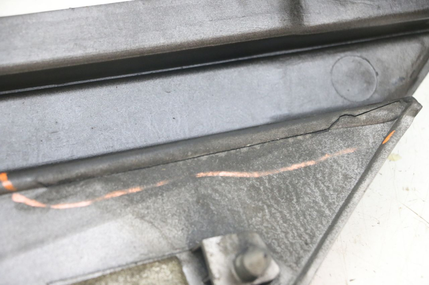 photo de OSŁONA POD SIEDZENIEM PRAWA YAMAHA FJ 3CX 1200 (1986 - 1996) - Zbliżenie techniczne