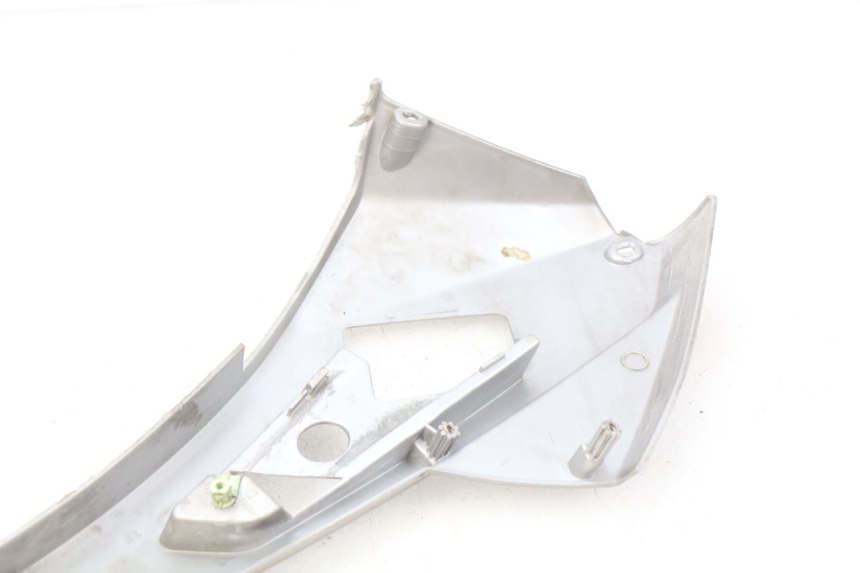 photo de OSŁONA POD SIODŁEM PRAWA PEUGEOT GEOPOLIS 400 (2007 - 2013) - Szczegół części