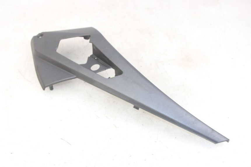 photo de OSŁONA POD SIODŁEM PRAWA PEUGEOT GEOPOLIS RS 125 (2007 - 2009) - Zoom stanu zużycia