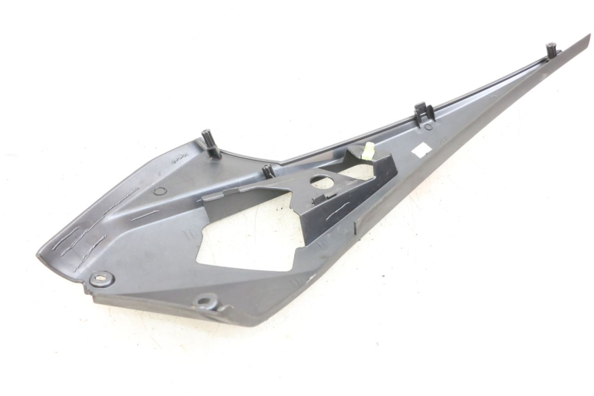 photo de OSŁONA POD SIODŁEM PRAWA PEUGEOT GEOPOLIS RS 125 (2007 - 2009) - Szczegół części