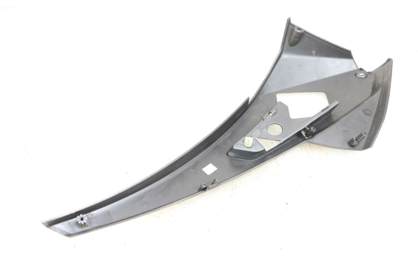 photo de OSŁONA POD SIODŁEM PRAWA PEUGEOT GEOPOLIS RS 125 (2007 - 2009) - Zoom stanu zużycia