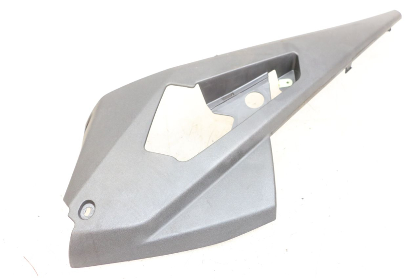 photo de OSŁONA POD SIODŁEM PRAWA PEUGEOT GEOPOLIS RS 125 (2007 - 2009) - Zbliżenie techniczne