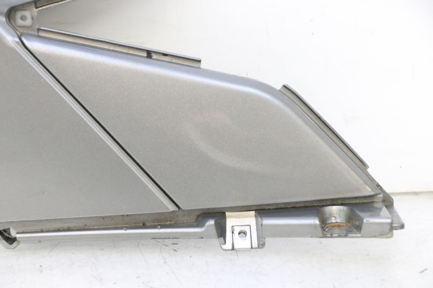 photo de PRAWA OSŁONA POD SIEDZENIEM GILERA GP 800 (2007 - 2013) - Szczegół części