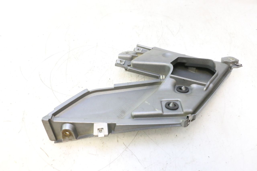 photo de PRAWA OSŁONA POD SIEDZENIEM GILERA GP 800 (2007 - 2013) - Zbliżenie techniczne