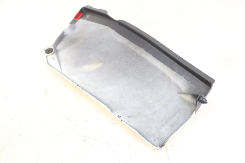 photo de OSŁONA POD SIODŁEM PRAWA KAWASAKI GPX R WARBIRD 600 (1988 - 1993) - Zoom stanu zużycia