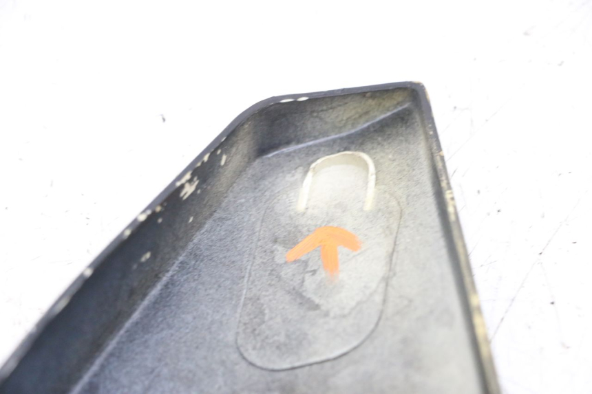 photo de OSŁONA POD SIODŁEM PRAWA KAWASAKI GPZ RX 1000 (1986 - 1988) - Zoom stanu zużycia