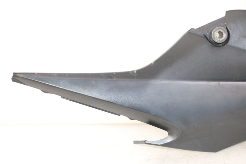 photo de OSŁONA POD SIEDZENIEM PRAWA SUZUKI GSR 750 (2011 - 2017) - Szczegóły charakterystyczne