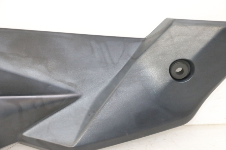 photo de OSŁONA POD SIEDZENIEM PRAWA SUZUKI GSR 750 (2011 - 2017) - Oznaczenia i referencje