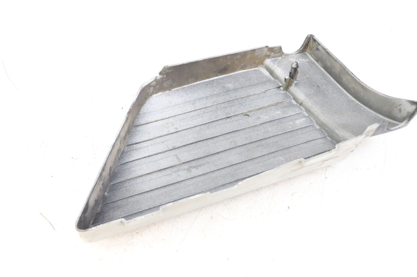 photo de OSŁONA POD SIODŁEM PRAWA SUZUKI GSX E 250 (1982 - 1983) - Zoom stanu zużycia