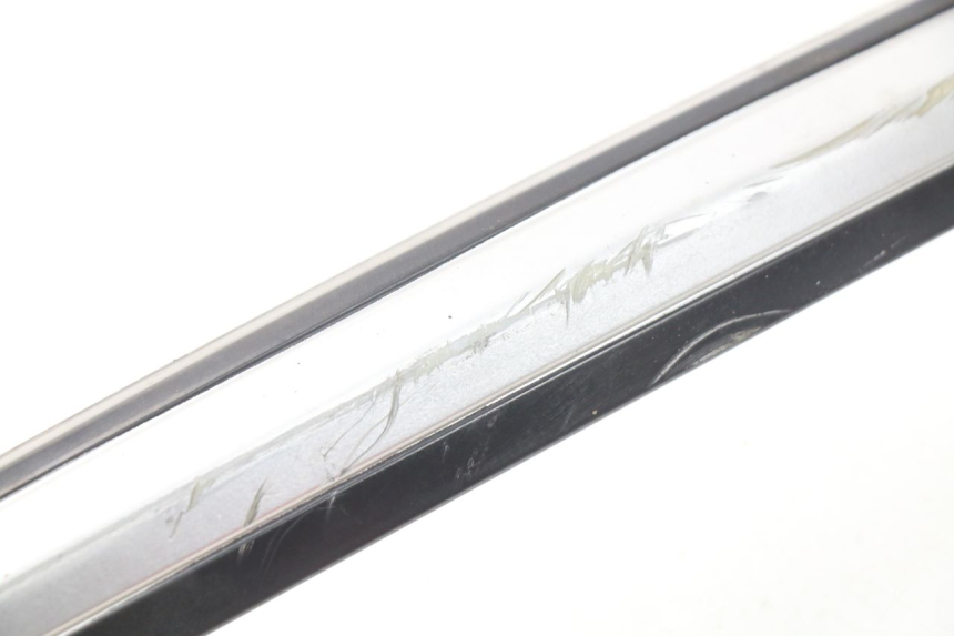 photo de OSŁONA POD SIODŁEM PRAWA SYM GTS EVO 125 (2009 - 2013) - Zoom stanu zużycia