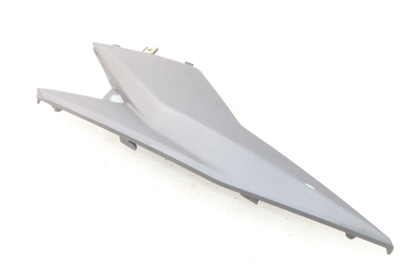 photo de OSŁONA POD SIODŁEM PRAWA SYM JET 4 4T 50 (2018 - 2021) - Szczegół części