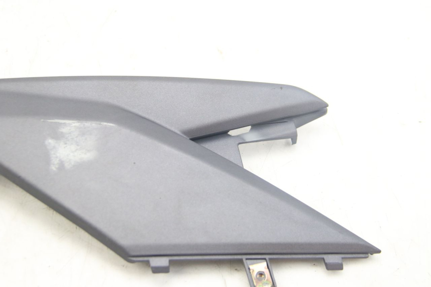 photo de OSŁONA POD SIODŁEM PRAWA SYM JET 4 4T 50 (2018 - 2021) - Szczegół części