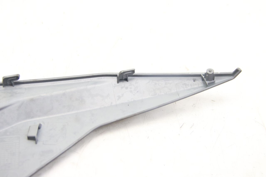 photo de OSŁONA POD SIODŁEM PRAWA SYM JET 4 4T 50 (2018 - 2021) - Zbliżenie techniczne