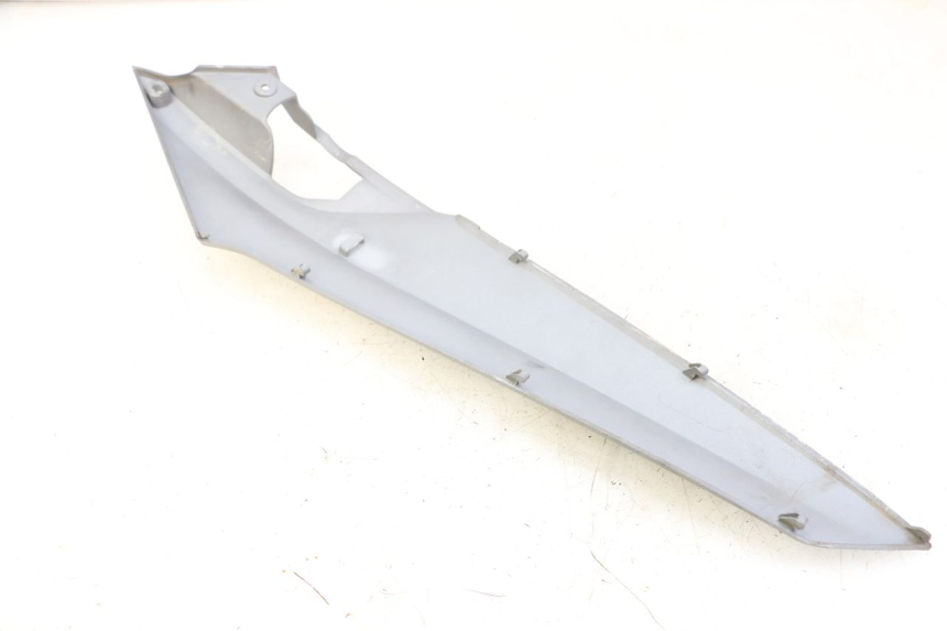 photo de OSŁONA POD SIODŁEM PRAWA SYM JOYMAX 125 (2010 - 2017) - Szczegół części