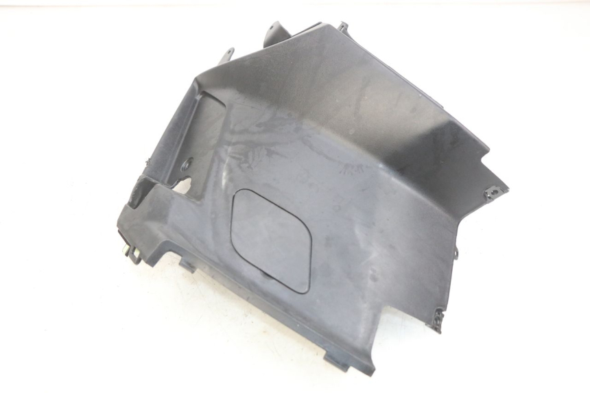 photo de OSŁONA POD SIODŁEM PRAWA PEUGEOT KISBEE 2T 50 (2010 - 2017) - Zbliżenie techniczne