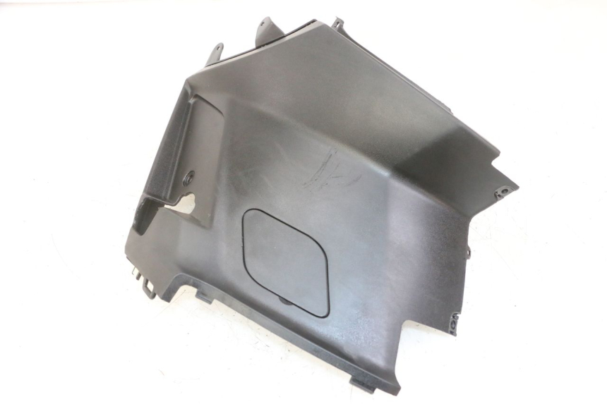 photo de OSŁONA POD SIODŁEM PRAWA PEUGEOT KISBEE 2T 50 (2018 - 2022) - Zbliżenie techniczne