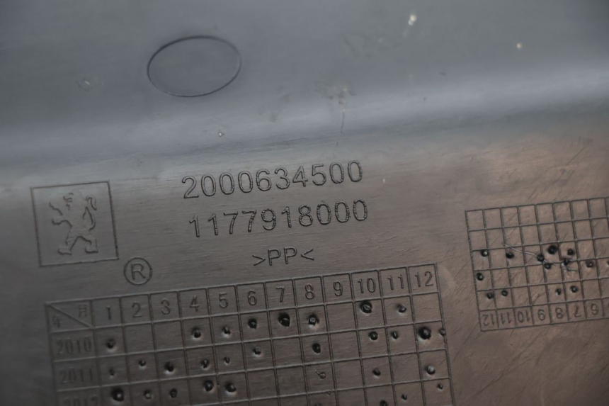 photo de OSŁONA POD SIODŁEM PRAWA PEUGEOT KISBEE 2T 50 (2018 - 2022) - Zbliżenie techniczne