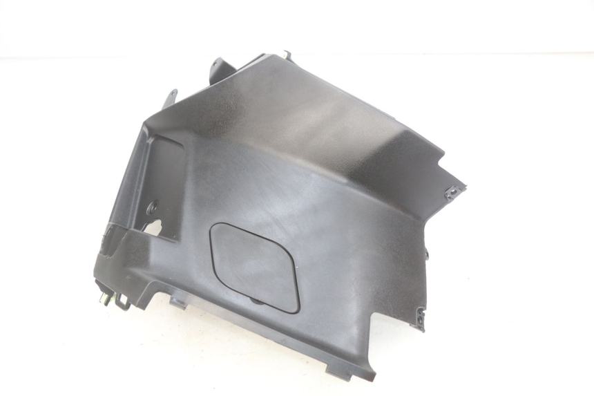 photo de OSŁONA POD SIODŁEM PRAWA PEUGEOT KISBEE 4T 50 (2018 - 2022) - Zoom stanu zużycia