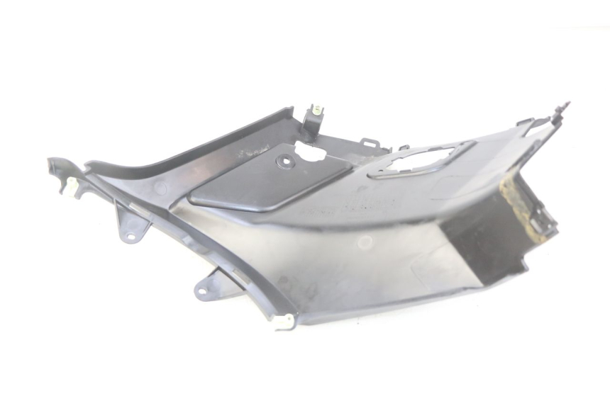 photo de OSŁONA POD SIODŁEM PRAWA PEUGEOT KISBEE 4T 50 (2018 - 2022) - Szczegół części