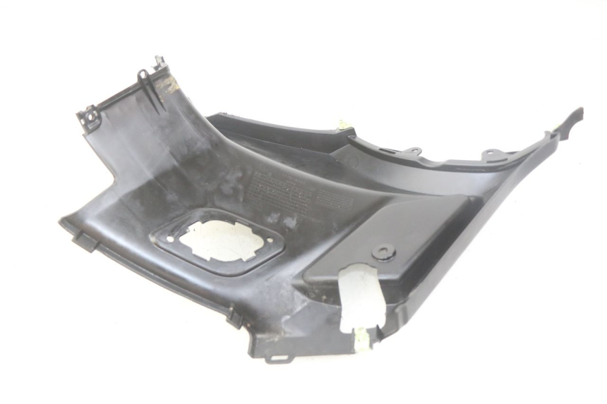 photo de OSŁONA POD SIODŁEM PRAWA PEUGEOT KISBEE 4T 50 (2018 - 2022) - Zoom stanu zużycia