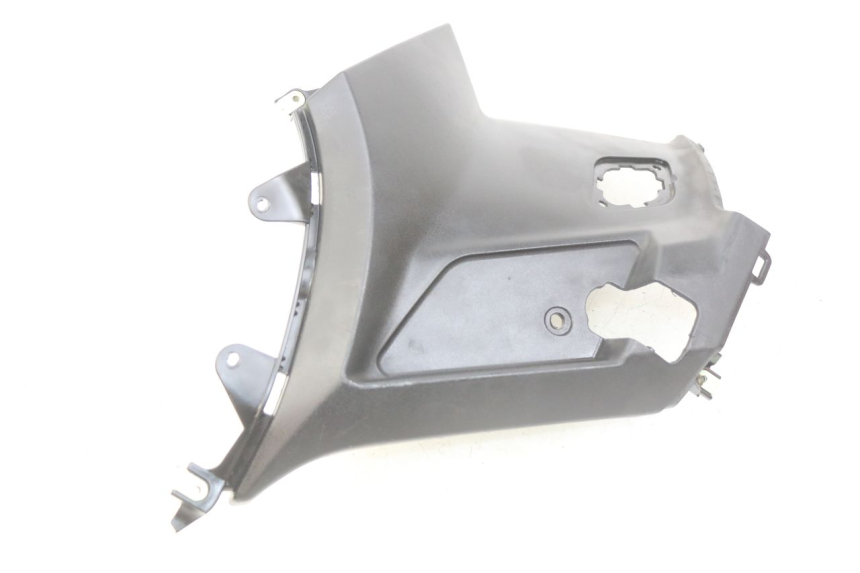 photo de OSŁONA POD SIODŁEM PRAWA PEUGEOT KISBEE 4T 50 (2018 - 2022) - Zbliżenie techniczne