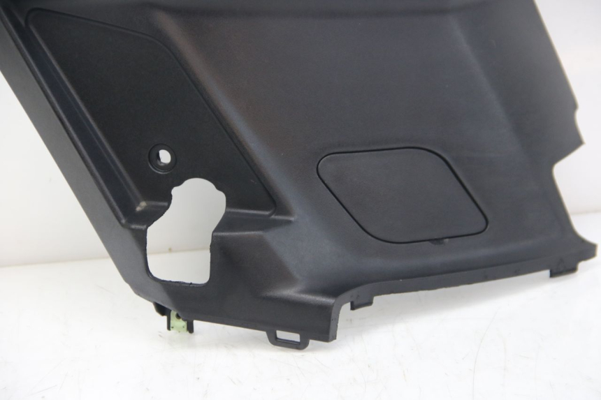 photo de OSŁONA POD SIODŁEM PRAWA PEUGEOT KISBEE 4T 50 (2018 - 2022) - Zoom stanu zużycia