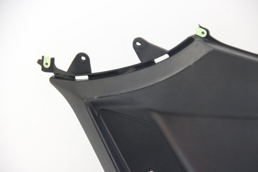 photo de OSŁONA POD SIODŁEM PRAWA PEUGEOT KISBEE 4T 50 (2018 - 2022) - Inny kąt widzenia