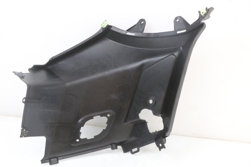 photo de OSŁONA POD SIODŁEM PRAWA PEUGEOT KISBEE 4T 50 (2018 - 2022) - Zoom stanu zużycia