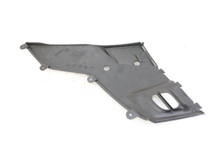 photo de OSŁONA POD SIODŁEM PRAWA KYMCO PEOPLE S 125 (2000 - 2008) - Szczegół części