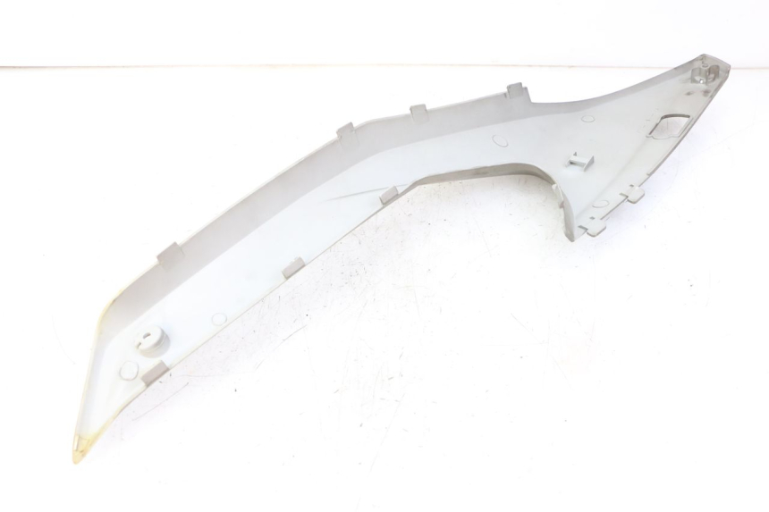 photo de OSŁONA POD SIODŁEM PRAWA KYMCO XCITING 500 (2007 - 2010) - Zbliżenie techniczne