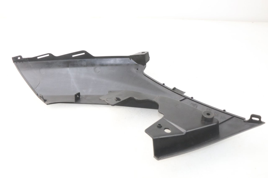 photo de OSŁONA POD SIODŁEM PRAWA PEUGEOT METROPOLIS 400 (2017 - 2020) - Inny kąt widzenia