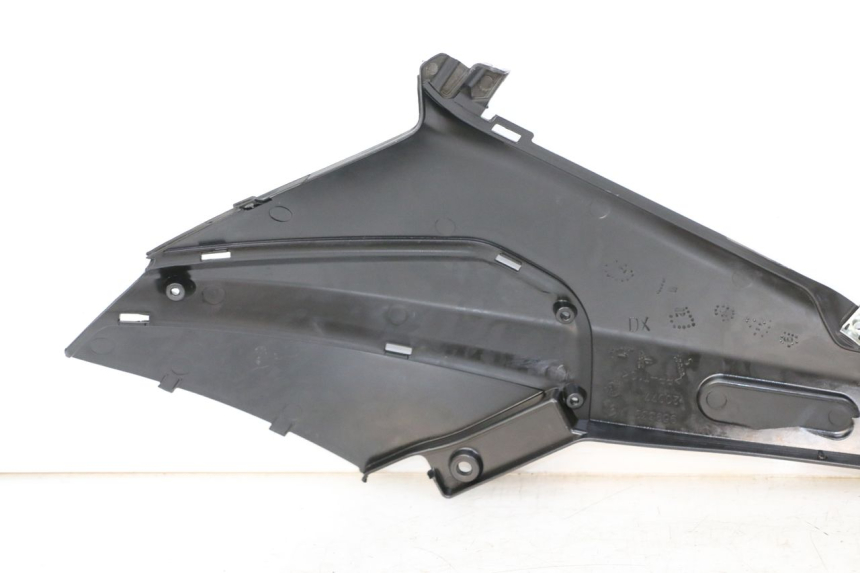 photo de OSŁONA POD SIODŁEM PRAWA PIAGGIO NRG POWER PUREJET 50 (2018 - 2021) - Inny kąt widzenia