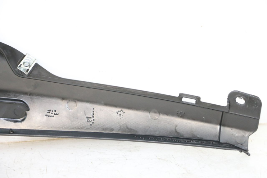 photo de OSŁONA POD SIODŁEM PRAWA PIAGGIO NRG POWER PUREJET 50 (2018 - 2021) - Zbliżenie techniczne