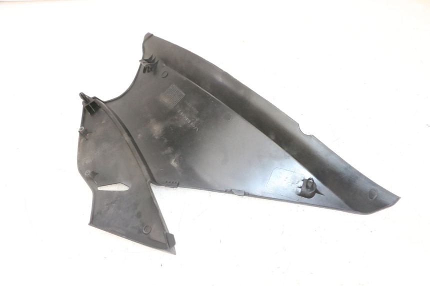 photo de OSŁONA POD SIODŁEM PRAWA HONDA NTV DEAUVILLE ABS 700 (2007 - 2016) - Szczegół części