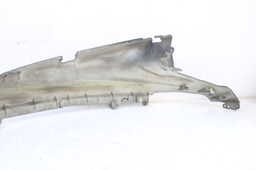 photo de OSŁONA POD SIODŁEM PRAWA PEUGEOT DJANGO 125 (2014 - 2017) - Stan powierzchni