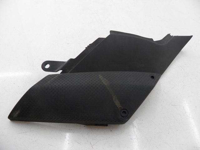 photo de OSŁONA POD SIODŁEM PRAWA PEUGEOT JET FORCE CARBU 50 (2003 - 2016) - Inny kąt widzenia