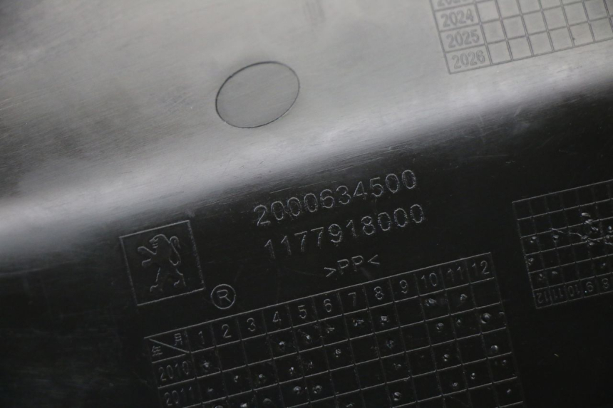 photo de OSŁONA POD SIODŁEM PRAWA PEUGEOT STREETZONE I 2T 50 (2018 - 2020) - Zbliżenie techniczne