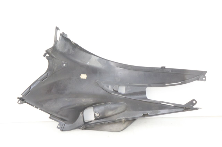 photo de OSŁONA POD SIEDZENIEM PRAWA SUZUKI SIXTEEN 125 (2008 - 2010) - Zoom stanu zużycia