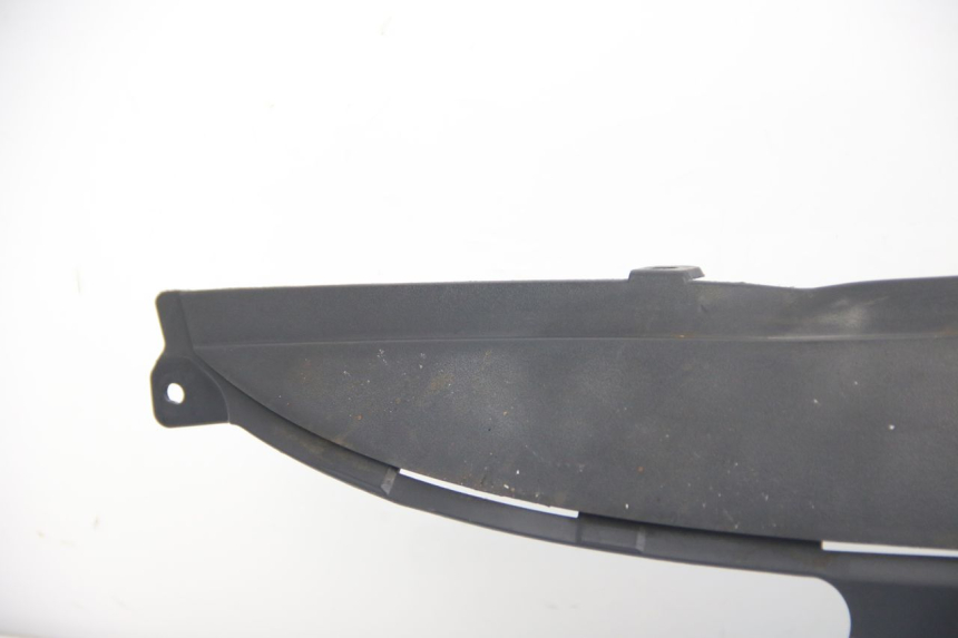 photo de OSŁONA POD SIEDZENIEM PRAWA SUZUKI SIXTEEN 125 (2008 - 2010) - Struktura - zbliżenie