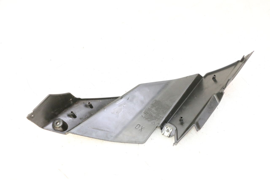 photo de OSŁONA POD SIODŁEM PRAWA APRILIA SR R 2T LC 50 (2018 - 2021) - Zoom stanu zużycia