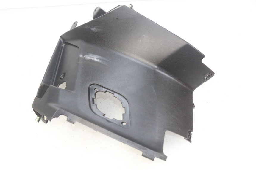 photo de OSŁONA POD SIODŁEM PRAWA PEUGEOT STREETZONE 4T 50 (2018 - 2023) - Inny kąt widzenia