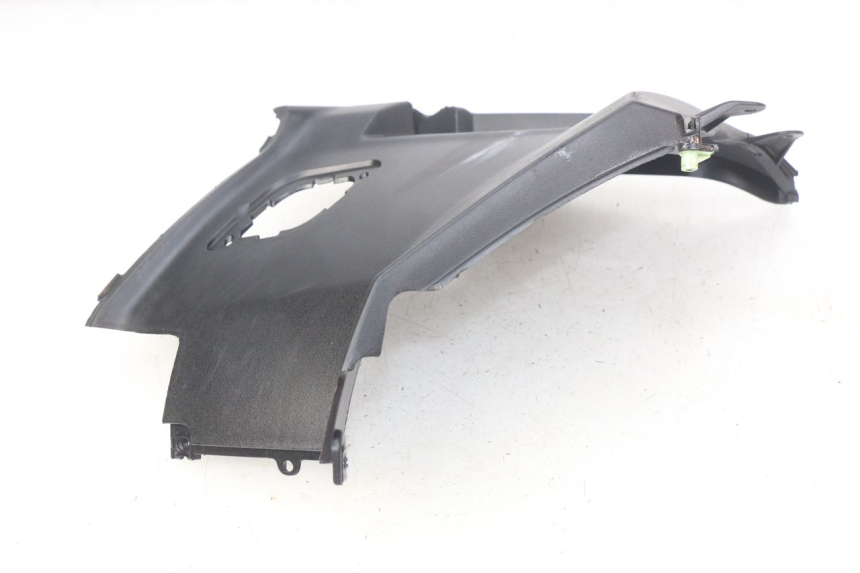 photo de OSŁONA POD SIODŁEM PRAWA PEUGEOT STREETZONE 4T 50 (2018 - 2023) - Zbliżenie techniczne