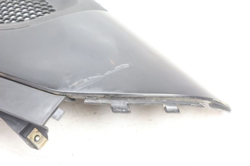 photo de PRAWA OSŁONA POD SIEDZENIEM KYMCO SUPER 8 2T 50 (2007 - 2013) - Zoom stanu zużycia