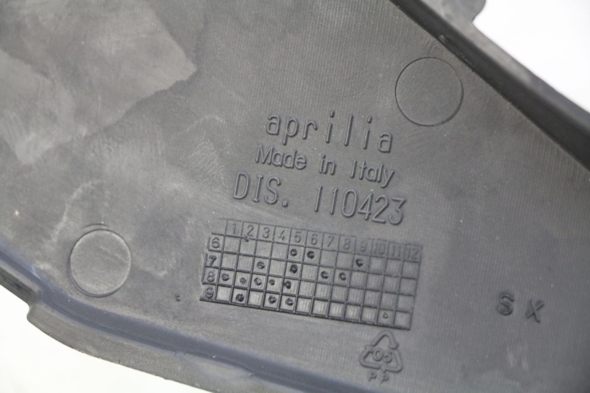 photo de OSŁONA POD SIODŁEM PRAWA APRILIA SX 50 (2011 - 2017) - Szczegół części