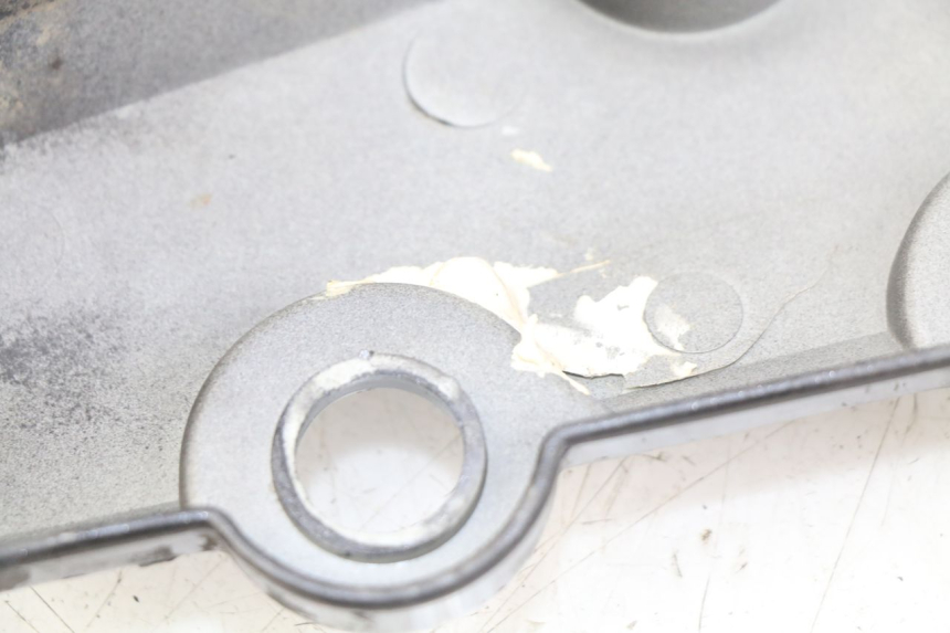 photo de OSŁONA POD SIODŁEM PRAWA SYM WOLF SB 125 (2011 - 2018) - Szczegół części