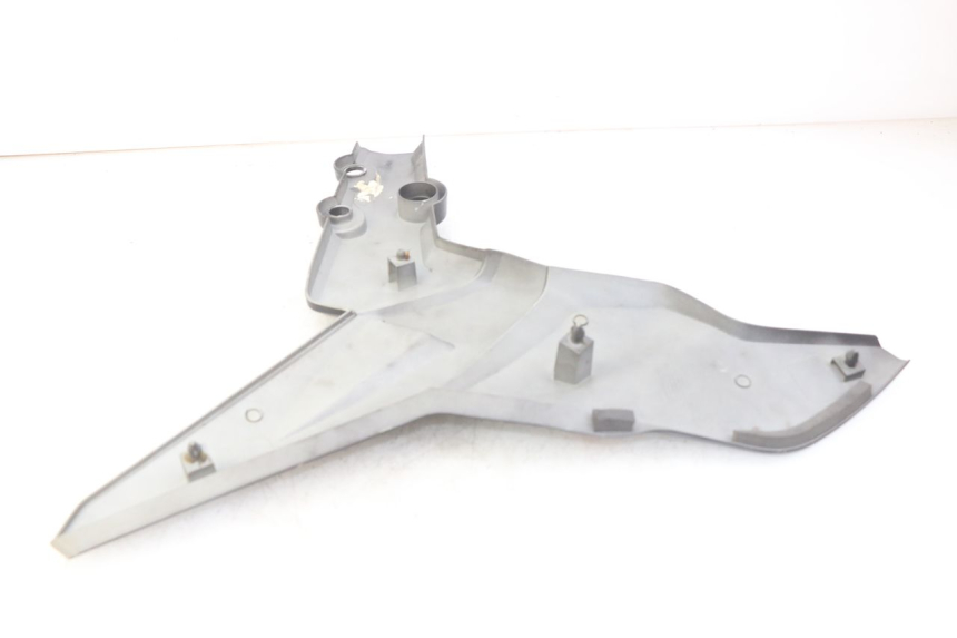 photo de OSŁONA POD SIODŁEM PRAWA SYM WOLF SB 125 (2011 - 2018) - Zoom stanu zużycia